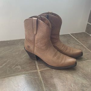 Pointy toe leather Ariat cowgirl booties